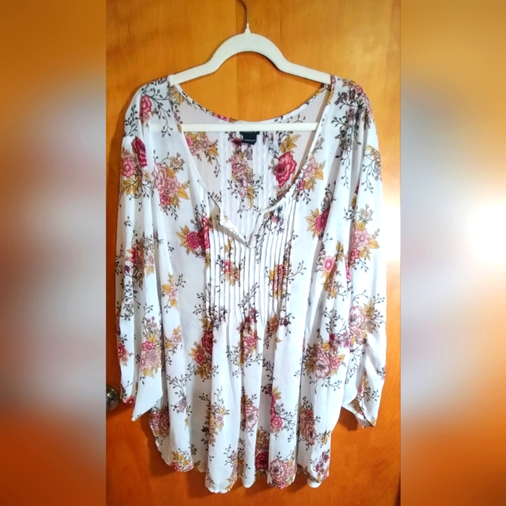 TORRID Shear Floral Ladies Blouse in hard to find Size 6